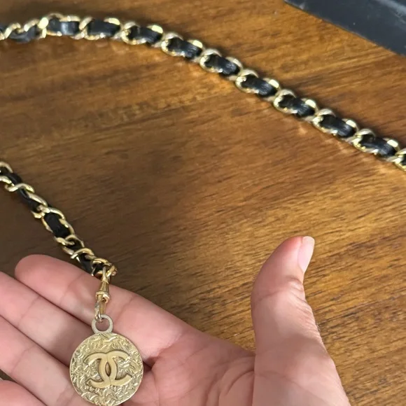 AUTH. VINTAGE CHANEL Gold and Black Chain Belt with Logo Coin - Picture 3 of 9